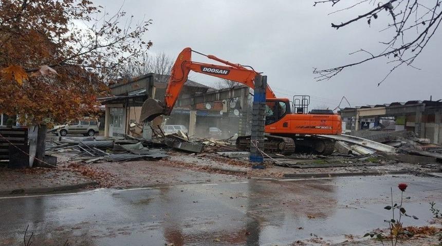 D&uuml;zce&rsquo;de Pazar Yerinde Yıkım Başladı