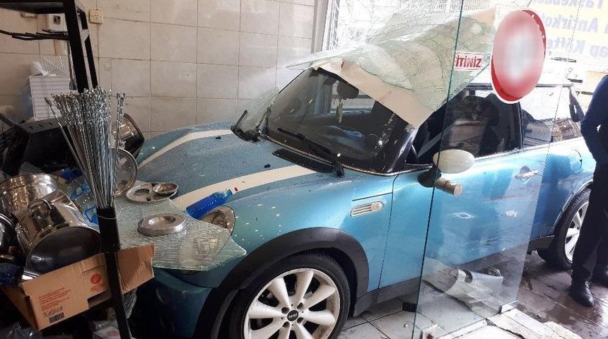 (özel Haber) Başkent’te Bir Otomobil Dükkanın Camından İçeri Girdi: 1 Yaralı