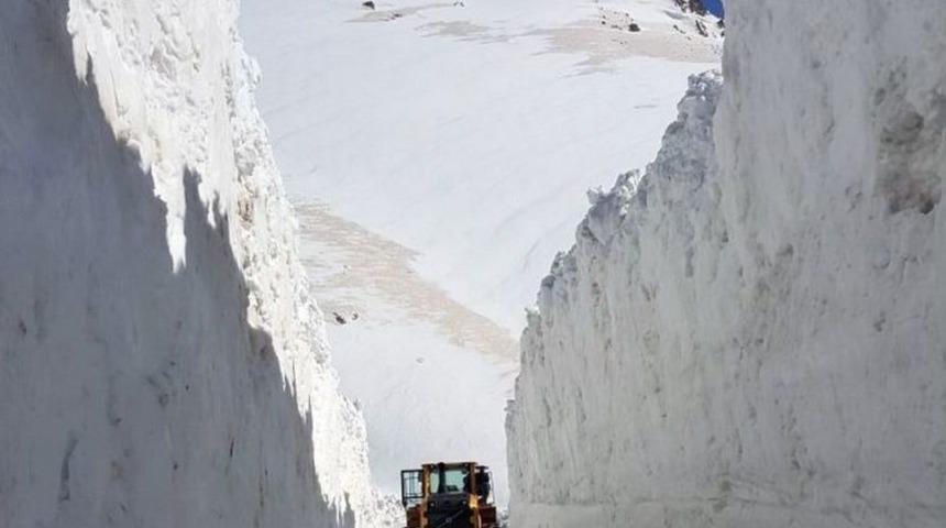 &Uuml;s B&ouml;lgelerine Giden Karlı Yollar G&uuml;&ccedil;l&uuml;kle A&ccedil;ılıyor