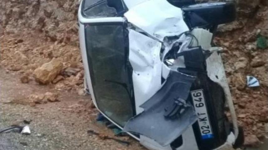 Otomobil Şarampole Yuvarlandı