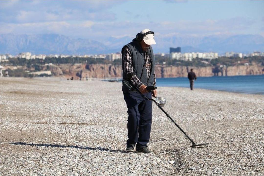 Antalya&rsquo;da D&uuml;nyaca &Uuml;nl&uuml; Sahilde Define Avı