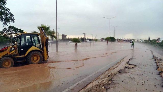 Kilis - Gaziantep Karayolu Aşırı Yağış Nedeniyle Sular Altında Kaldı. Göle Dönüşen Karayolunda Mahsur Kalan Araçlar Ve İnsanları Kurtarmak İçin Bölgeye Arama Kurtarma Ekipleri Sevk Edildi. Sel, Söğütlüdere Mevkiinde Etkili Oldu.