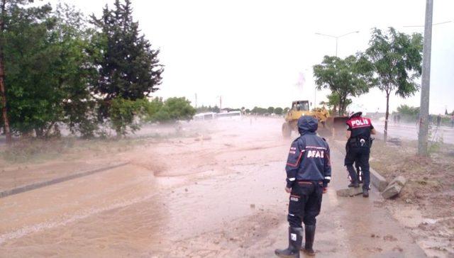 Kilis - Gaziantep Karayolu Aşırı Yağış Nedeniyle Sular Altında Kaldı. Göle Dönüşen Karayolunda Mahsur Kalan Araçlar Ve İnsanları Kurtarmak İçin Bölgeye Arama Kurtarma Ekipleri Sevk Edildi. Sel, Söğütlüdere Mevkiinde Etkili Oldu.