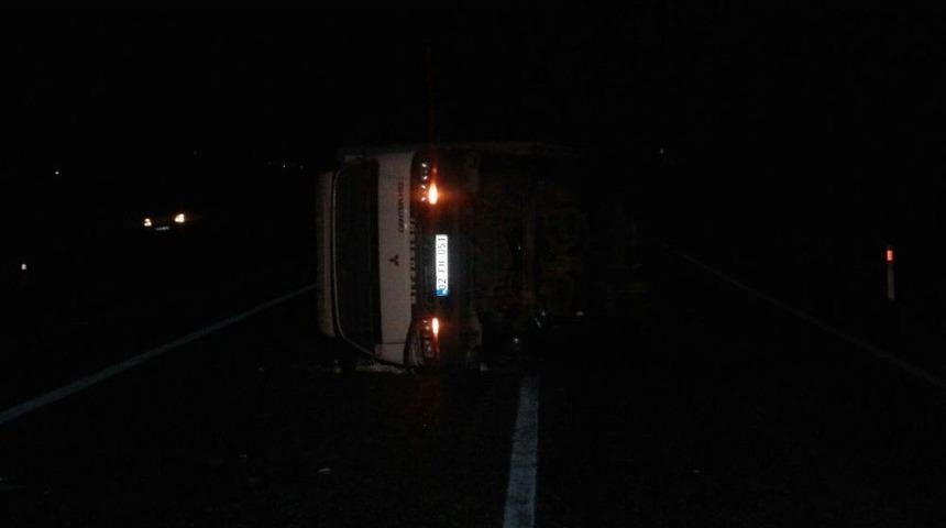 İnşaat Malzemesi Yüklü Kamyonet Yan Yattı