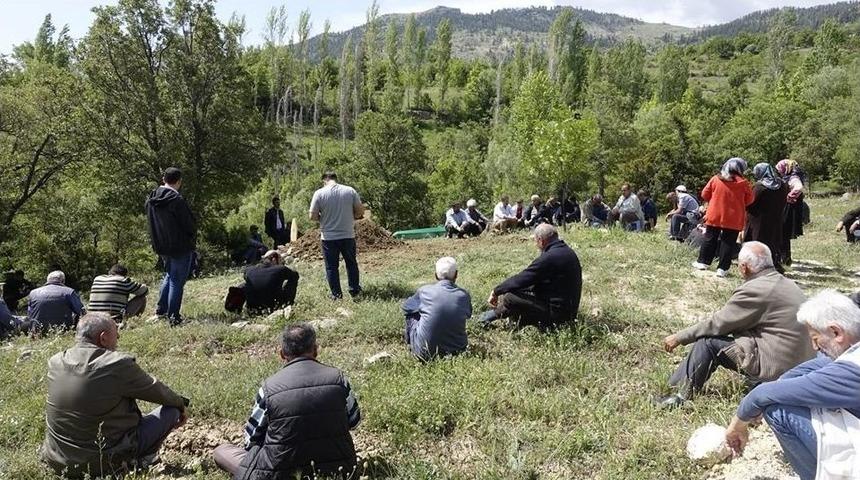 Karaman&rsquo;da Darp Edilip Bı&ccedil;aklanarak &Ouml;ld&uuml;r&uuml;len Şahıs Toprağa Verildi