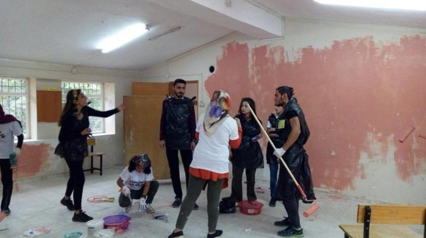 Üniversite Öğrencileri Köy Okulunu Boyadı