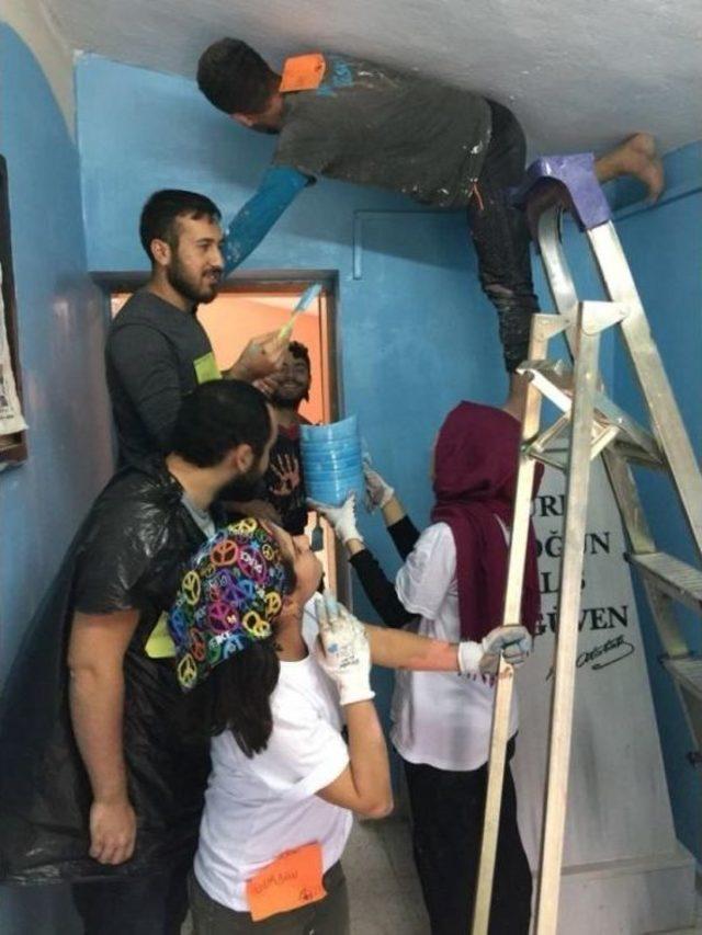 Üniversite Öğrencileri Köy Okulunu Boyadı