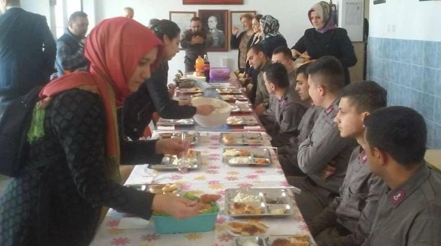 Ak Partili Kadınlardan Mehmetçiğe Ev Yemeği