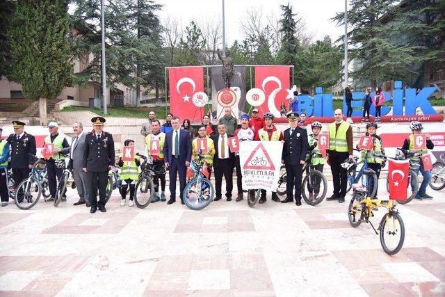 Şehitler Bisiklet Turu Düzenlenip Kitap Okuyarak Anıldı