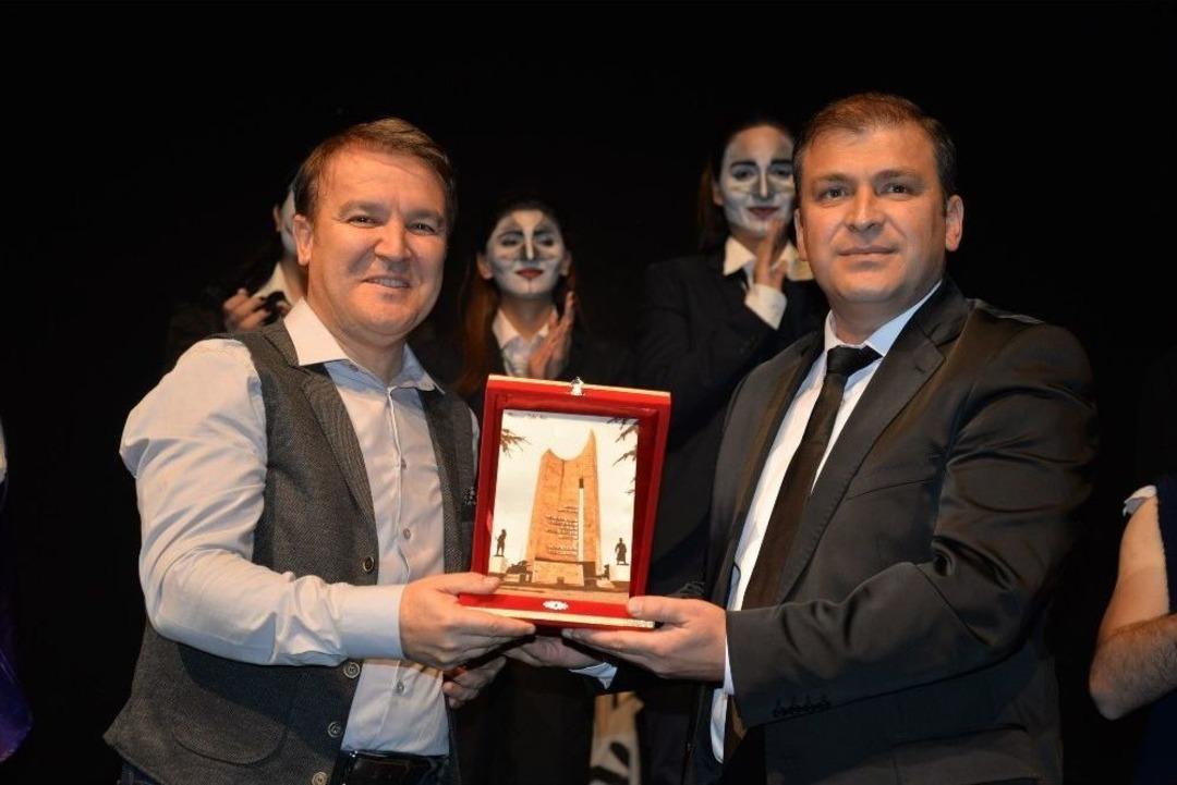 Uludağ &Uuml;niversitesi &Ouml;ğrencileri Boz&uuml;y&uuml;k&rsquo;te &ldquo;ayak Bacak Fabrikası&rdquo; Oyununu Sahneledi