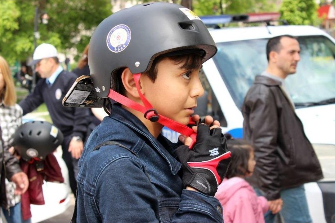 Bisikletini Getir Kaskını G&ouml;t&uuml;r