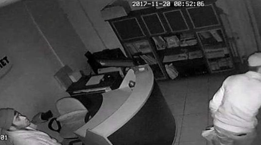 &Ouml;nce Kamyonu Daha Sonra &Ccedil;elik Kasayı &Ccedil;aldılar