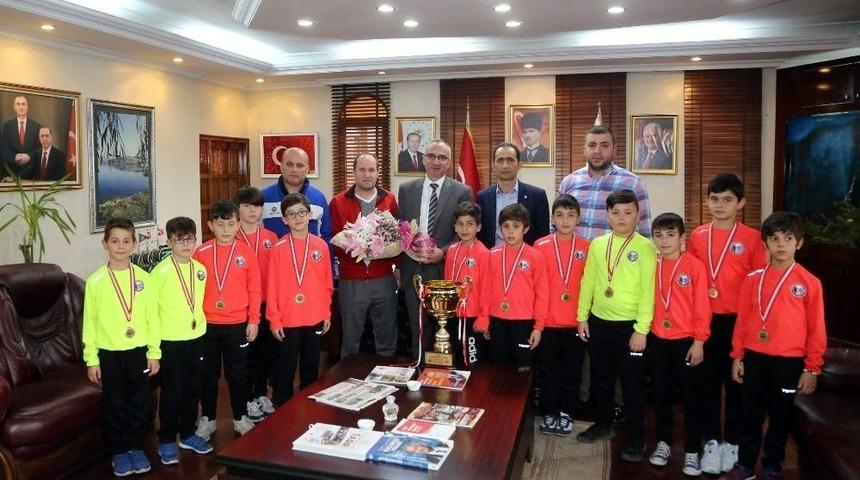 Başkan Yılmazer Şampiyonları Ağırladı
