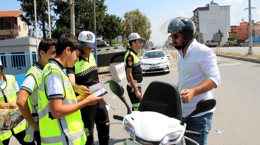 &Ouml;ğrencilerden &Ccedil;ikolatalı Trafik Denetimi