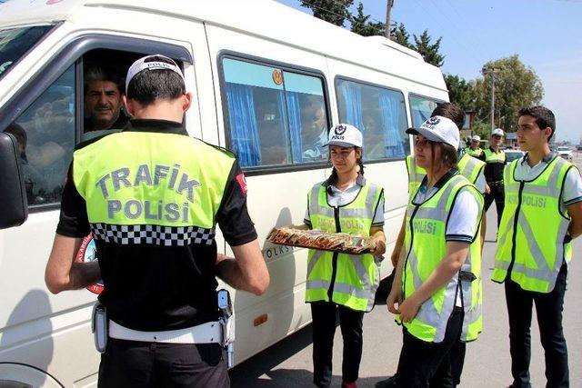 Öğrencilerden Çikolatalı Trafik Denetimi