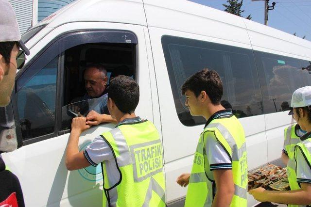 Öğrencilerden Çikolatalı Trafik Denetimi