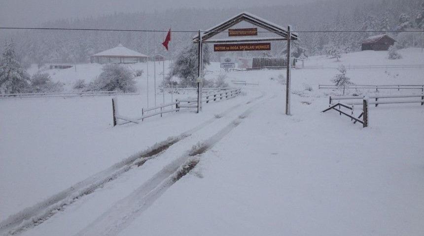Kastamonu’da Etkili Olan Kar Yağışı Elektrik Tellerini Kopardı