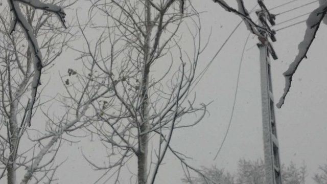 Kastamonu’da Etkili Olan Kar Yağışı Elektrik Tellerini Kopardı