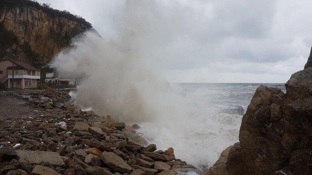 Bartın&rsquo;da Şiddetli Fırtına Hayatı Olumsuz Etkiliyor
