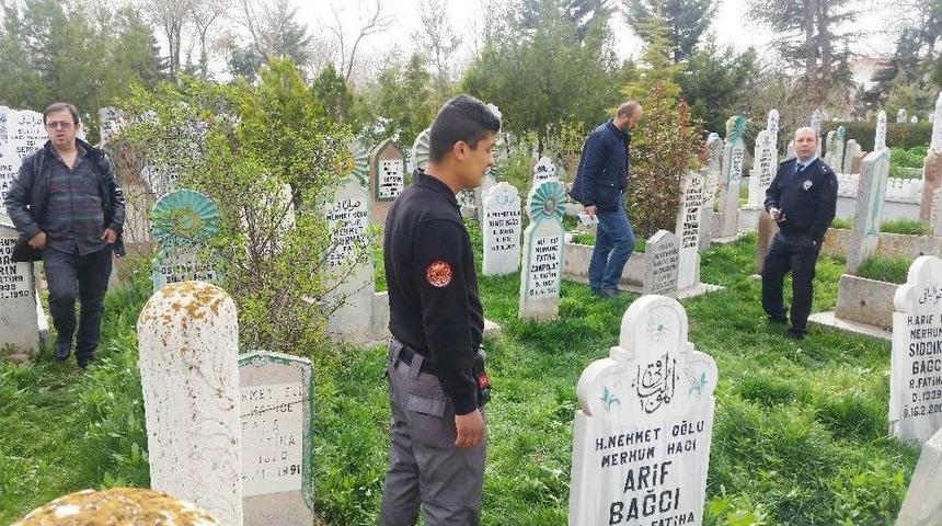 Yaşlı Adamı Mezarlıkta Bı&ccedil;akladılar