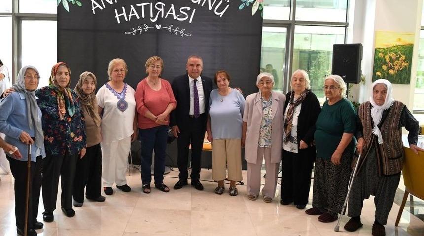 Konyaaltı Yaşlılar Kreşi&rsquo;nde &lsquo;anneler G&uuml;n&uuml;&rsquo; Coşkusu