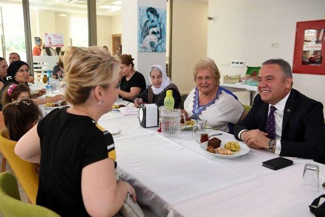 Konyaaltı Yaşlılar Kreşi’nde ‘anneler Günü’ Coşkusu