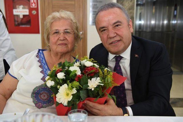 Konyaaltı Yaşlılar Kreşi’nde ‘anneler Günü’ Coşkusu