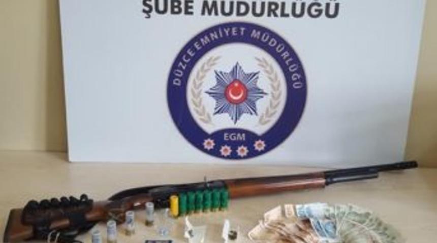 Uyuşturucu Satıcılığı Yapan 3 Kişiden 2&rsquo;si Tutuklandı