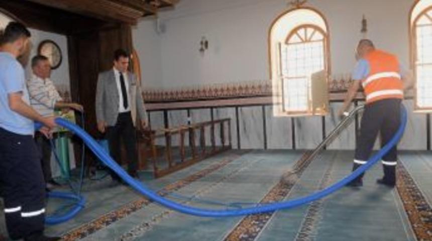 Osmangazi&rsquo;deki Camilerde Ramazan Temizliği
