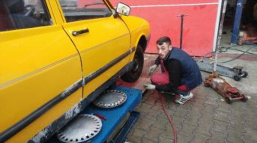 Niğde&rsquo;de Kar Yağınca Lastik&ccedil;iler Yoğunluk Yaşadı