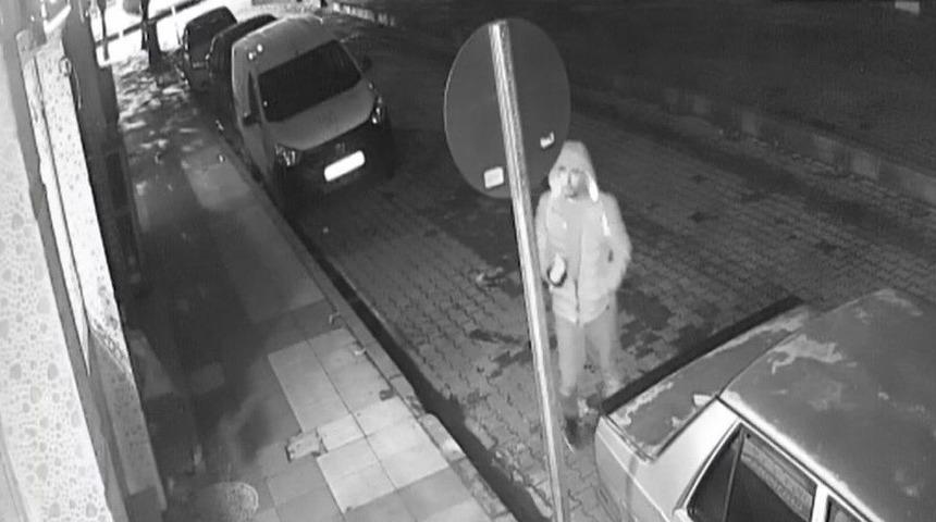 Duyarlı Komşu Hırsızlık Ş&uuml;phelisini Patates Atarak Kovaladı