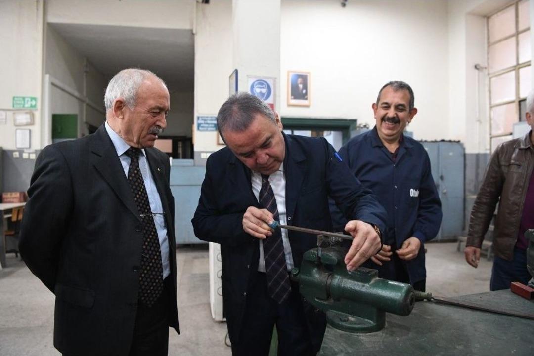 Başkan B&ouml;cek, İş &Ouml;nl&uuml;ğ&uuml; Giyip Eğe Yaptı