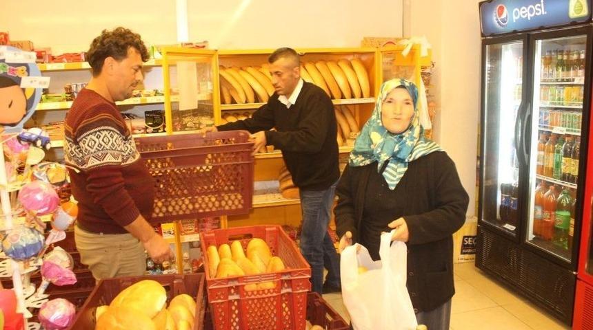 Antalyalı Market, Ekmekte Y&uuml;zde 50 İndirim Yaptı, M&uuml;şterilerin Akınına Uğradı