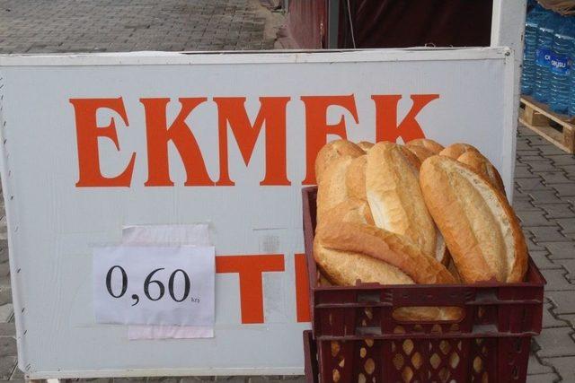 Antalyalı Market, Ekmekte Y&uuml;zde 50 İndirim Yaptı, M&uuml;şterilerin Akınına Uğradı 1