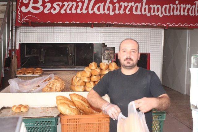 Antalyalı Market, Ekmekte Y&uuml;zde 50 İndirim Yaptı, M&uuml;şterilerin Akınına Uğradı 2