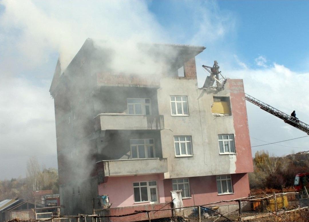 Yangında Mahsur Kalan &Ccedil;ifti Ekipler Kurtardı