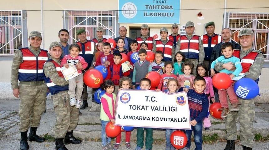 Jandarma Tarafından K&ouml;y Okuluna 360 Adet Kitap Hediye Edildi