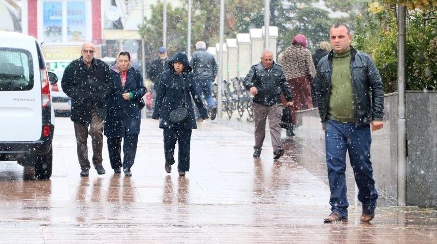 Aksaray&rsquo;a Mevsimin İlk Karı D&uuml;şt&uuml;