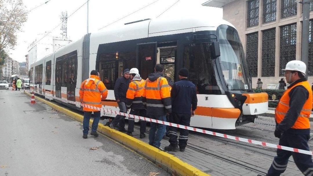 Eskişehir&rsquo;de Tramvay Raydan &Ccedil;ıktı, Ulaşım 2 Saat Durdu