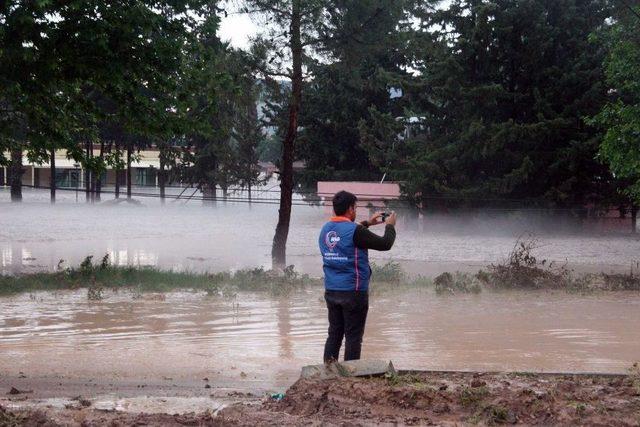 Selde Mahsur Kalan Vatandaşlar İçin Kurtarma Çalışmaları Sürüyor