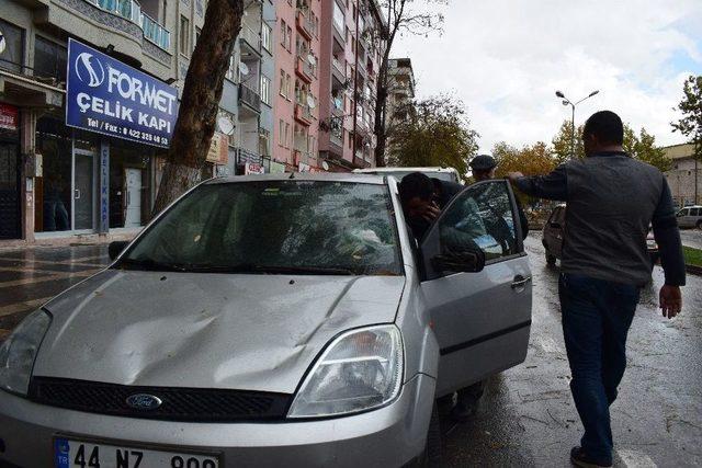 Fırtınanın Devirdiği Ağa&ccedil; Otomobilin &Uuml;zerine D&uuml;şt&uuml; 1