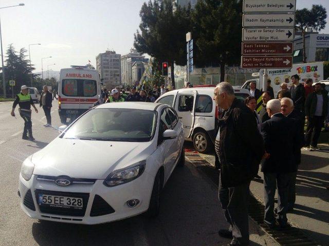 Samsun’da 2 Otomobil Polis Aracına Çarptı: 2 Yaralı