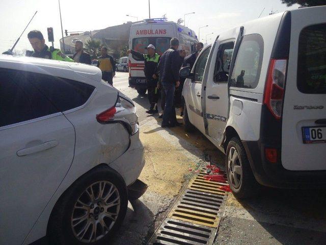 Samsun’da 2 Otomobil Polis Aracına Çarptı: 2 Yaralı