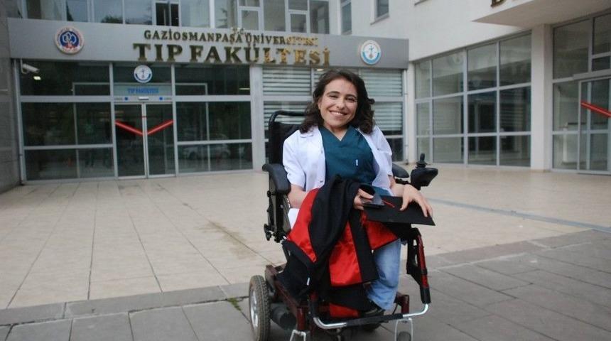 Engelleri Aştı Tıp Fak&uuml;ltesini Birincilikle Tamamladı