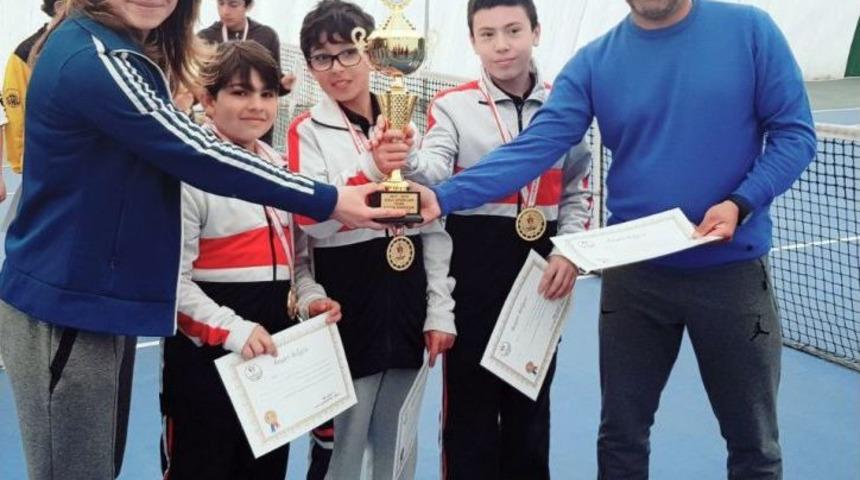 Sanko Okulları K&uuml;&ccedil;&uuml;k Erkek Tenis Takımı İl Birincisi Oldu