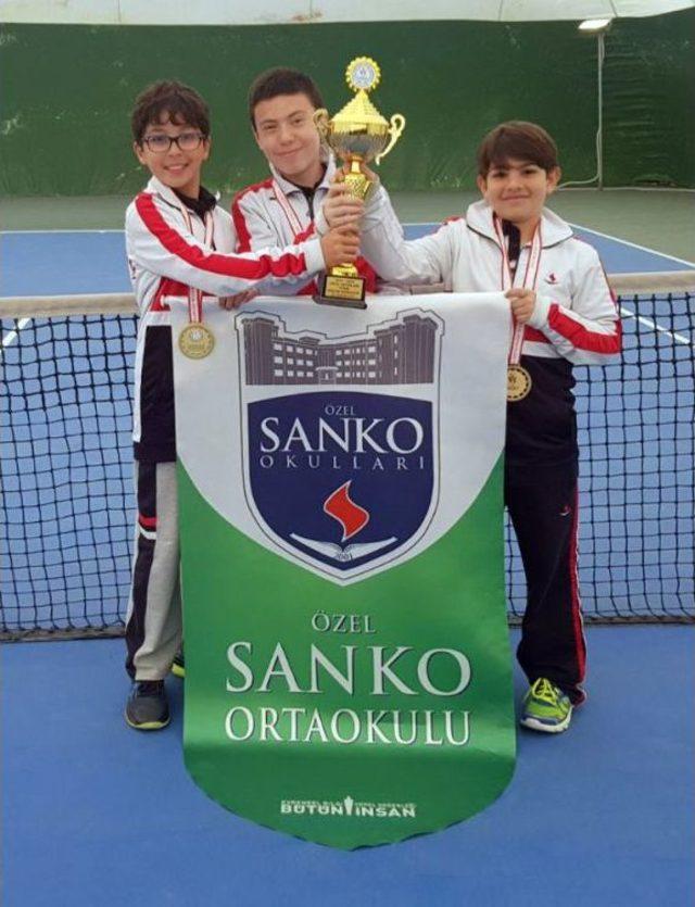 Sanko Okulları Küçük Erkek Tenis Takımı İl Birincisi Oldu