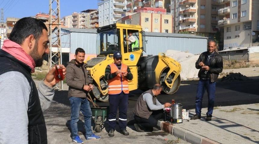 Asfalt Ekibine Mahalleliden Teşekk&uuml;r &Ccedil;ayı