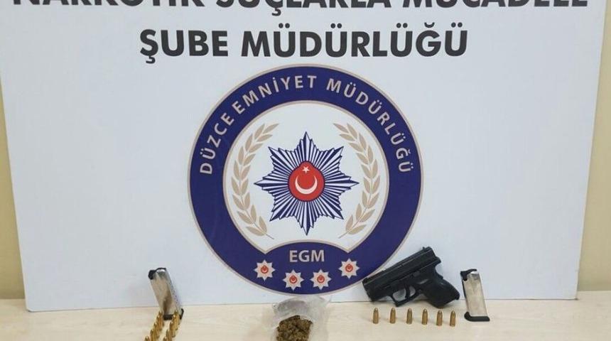 Silah Ve Uyuşturucu Otomobilin Motor Kısmından &Ccedil;ıktı