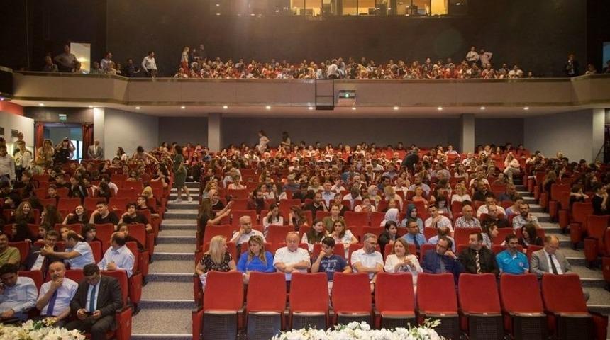 İzmir&rsquo;de Anne Ve Babaların Gurur G&uuml;n&uuml;