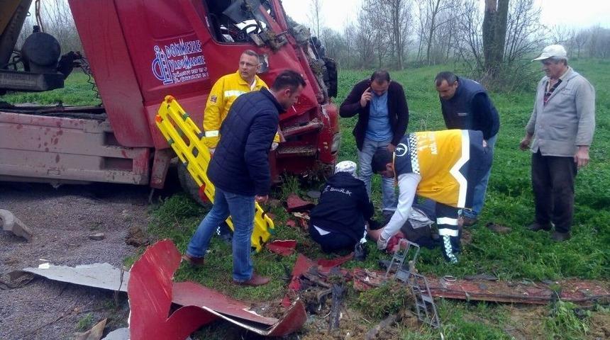 Sakarya&rsquo;da Kamyon Şarampole Yuvarlandı